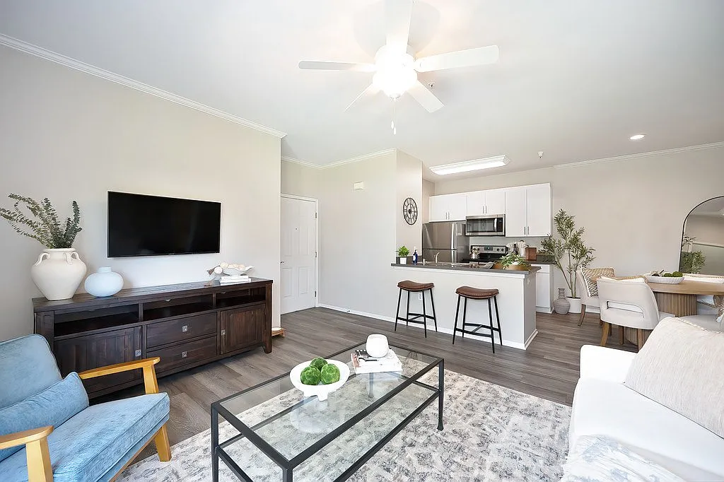 Eagle Glen Apartments — Photo 4