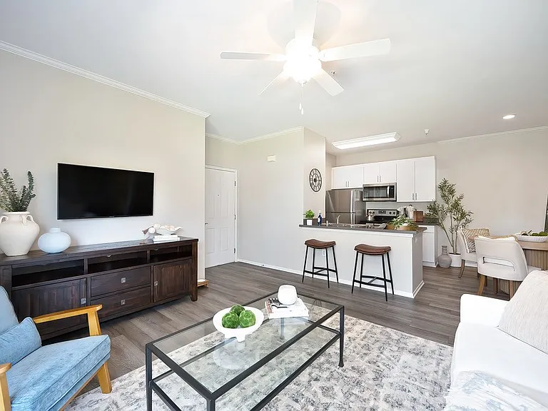 Eagle Glen Apartments — Photo 4