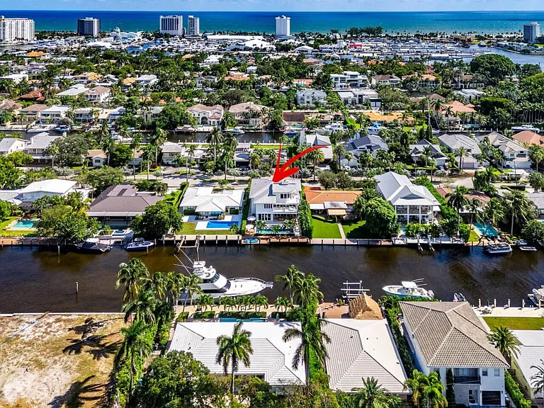 An ideal location nestled in Fort Lauderdale's scenic waterways, blending privacy with access to vibrant surroundings.