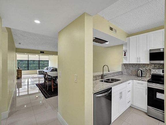 5th image of 1502 Whitehall Drive #301