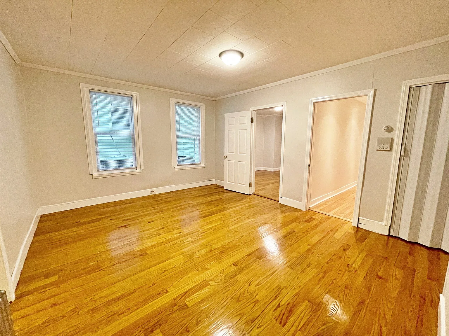3 bed, 1.0 bath, 1216 sqft, $3,000 — Photo 3