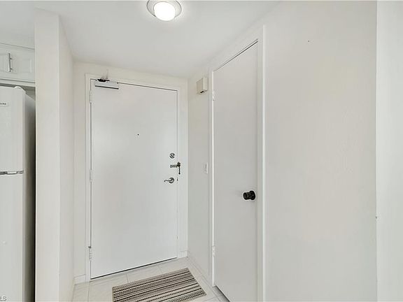 4th image of 180 Seaview Ct APT 810
