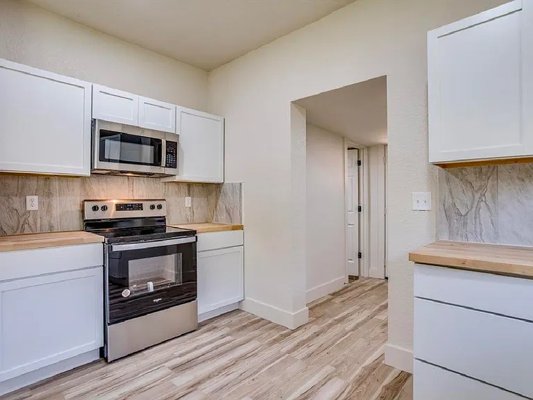 230 N Spruce St — Photo 5