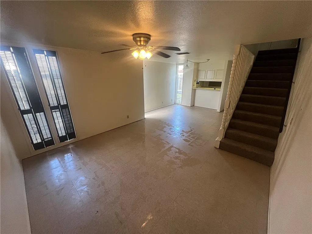 2 bed, 1.5 bath, 7733 sqft, $1,095 — Photo 2