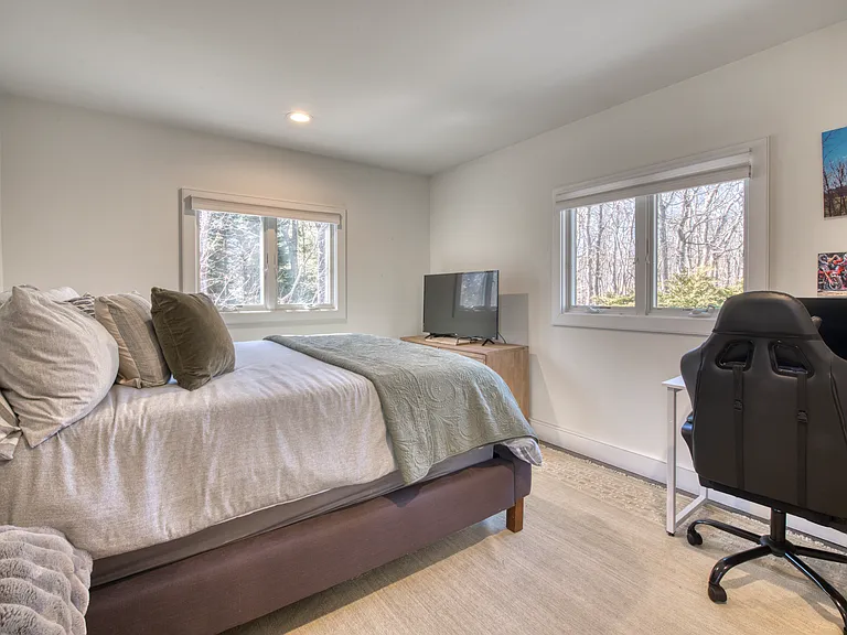 Laurel Dr — Photo 15
