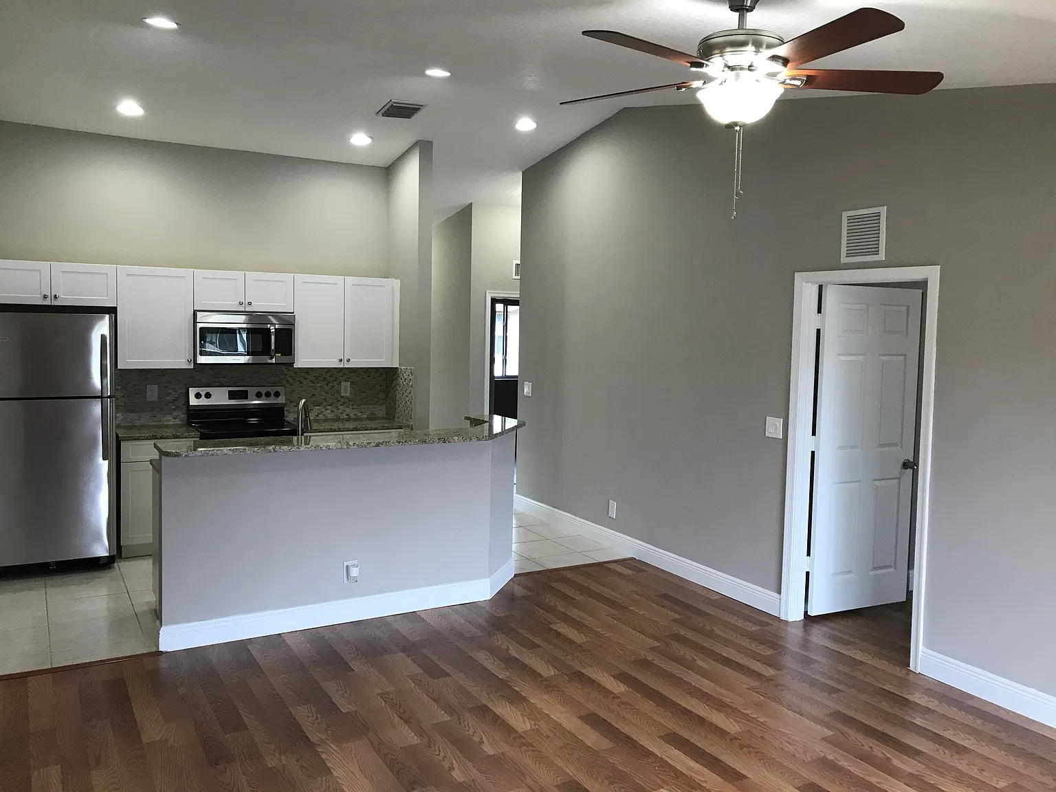 2 bed, 2.0 bath, 1061 sqft, $2,400 — Photo 3