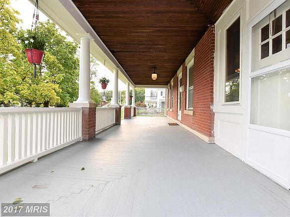 3rd image of 810 Elden St
