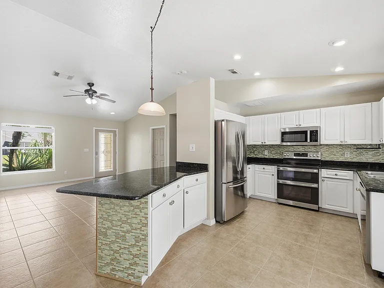 1707 SE Manth Ln — Photo 5