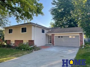 5100 S Windlesham Ct, Lincoln, NE 68516