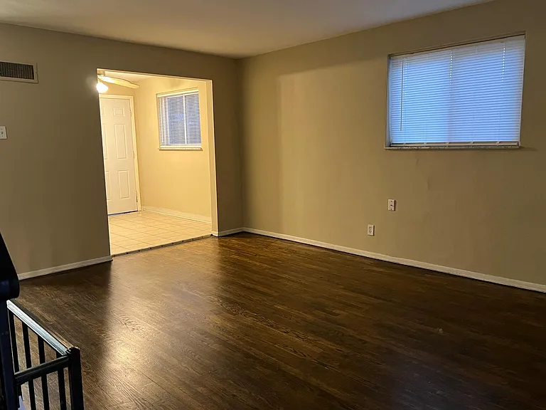3140 Glenwood Ct — Photo 2