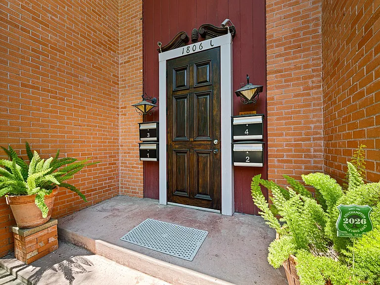 1806 Banks St #1 — Photo 1