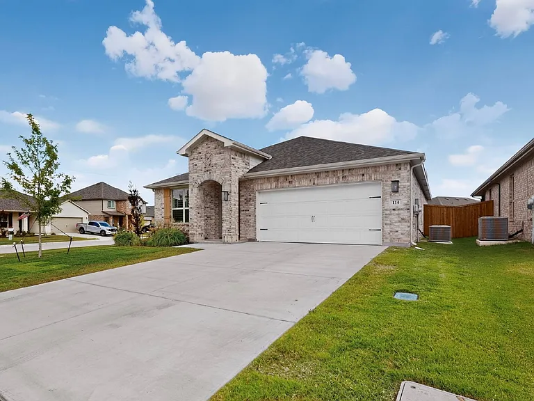 114 Drovers Dr — Photo 3