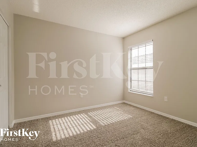 3260 Saint James Ave — Photo 12