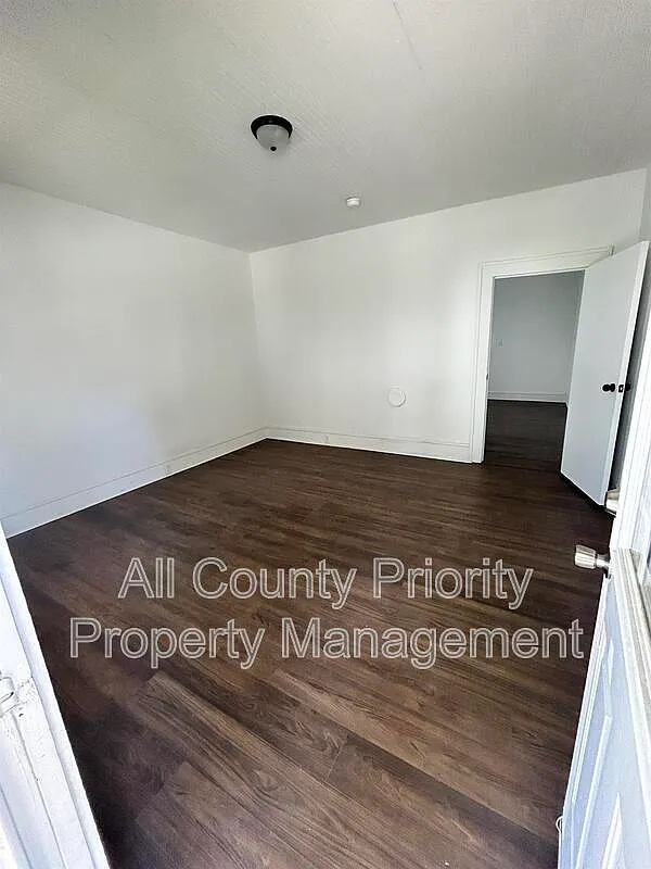 2 bed, 1.0 bath, $1,025 — Photo 3