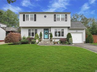 222 30th St, Lindenhurst, NY 11757