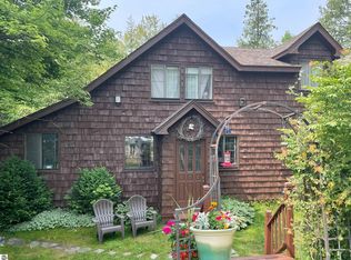 10254 E Solem Rd, Suttons Bay, MI 49682