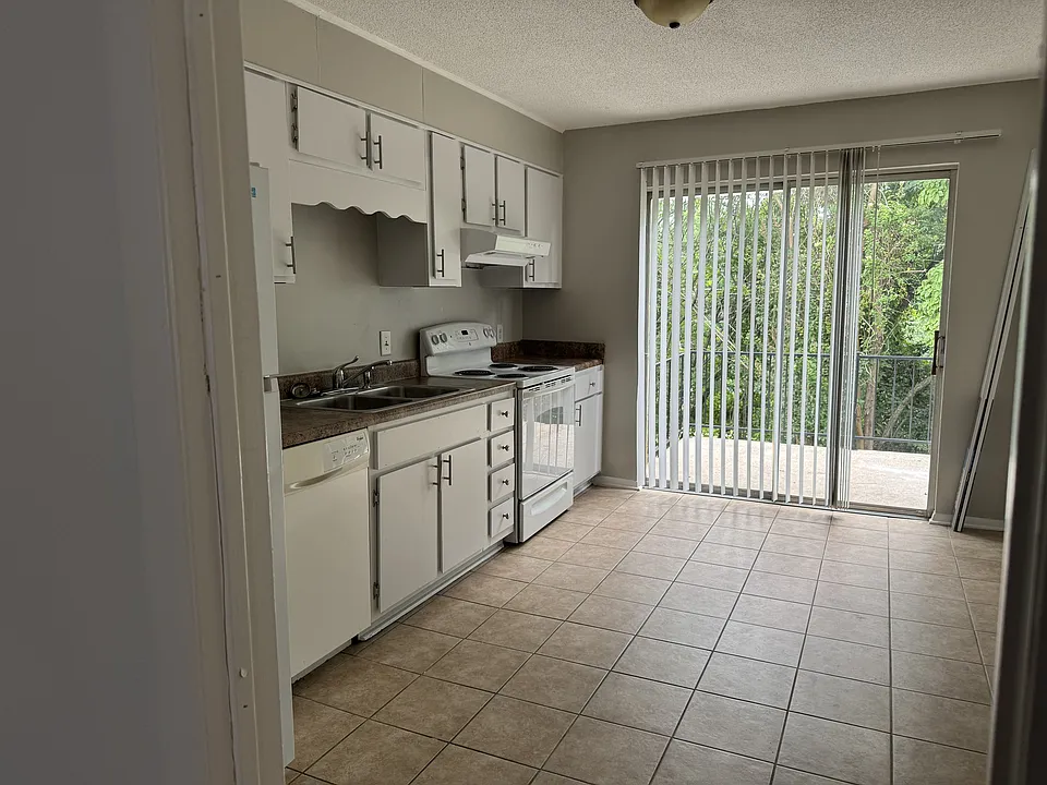 834C Beacon Pkwy E #C