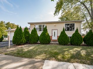 100 Delaware Dr, Bolingbrook, IL 60440