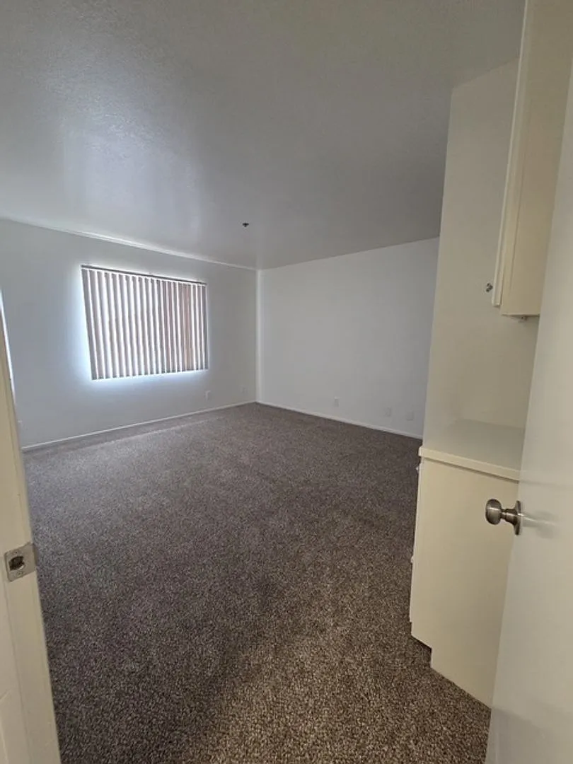 Broadway Apartments — Photo 3