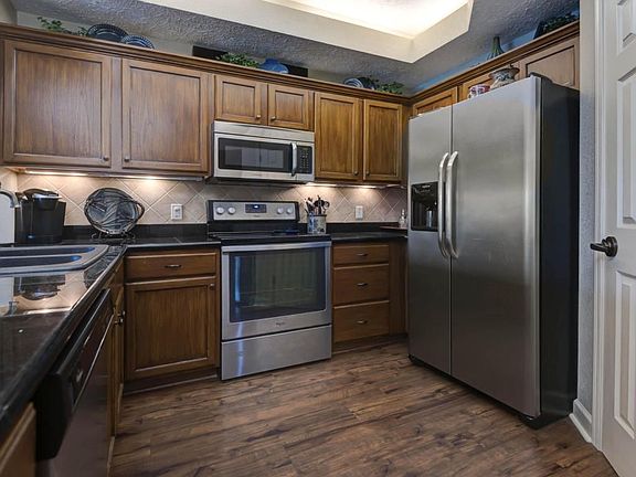 4th image of 250 Lakewood Dr #105
