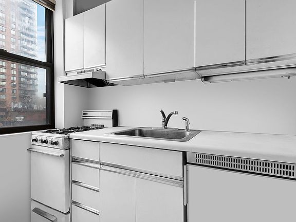 3rd image of 345 E 77th St Unit Ph6g