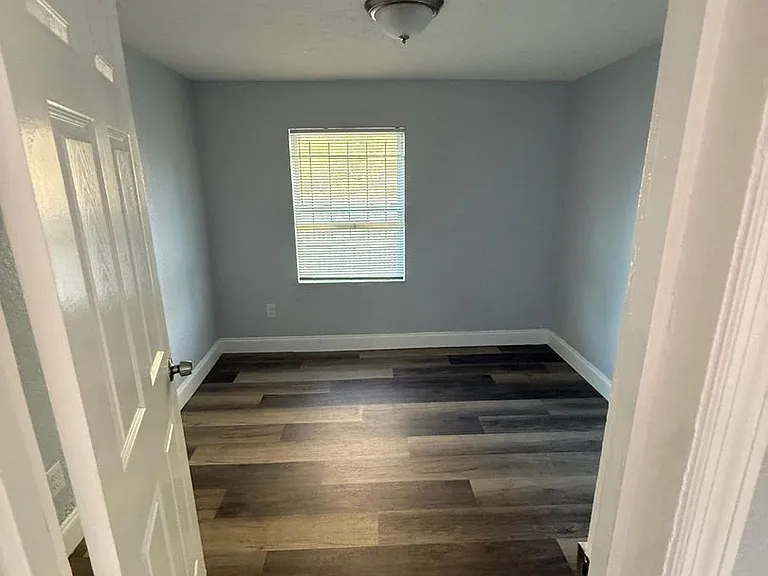 1024 W 8th St — Photo 11