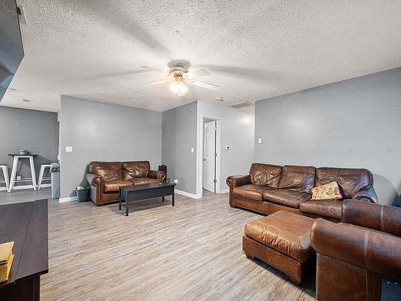 3rd image of 916 W Highland Dr