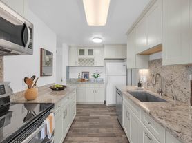 6 Commodore Dr