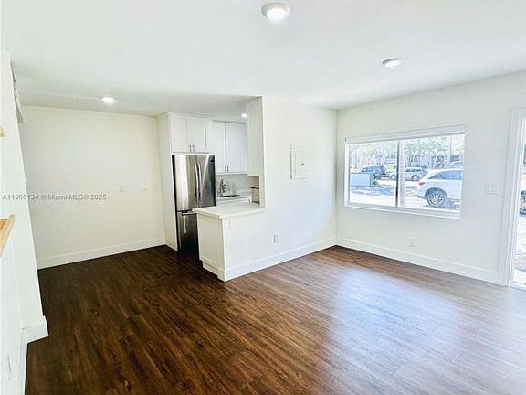 3rd image of 95 Edgewater Dr