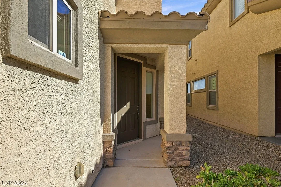4 bed, 2.5 bath, 2119 sqft, $2,400 — Photo 2