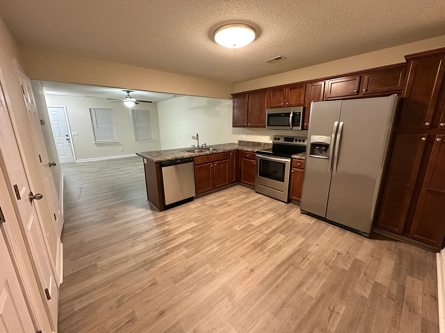 2 bed, 2.5 bath, 1008 sqft, $1,250 — Photo 4