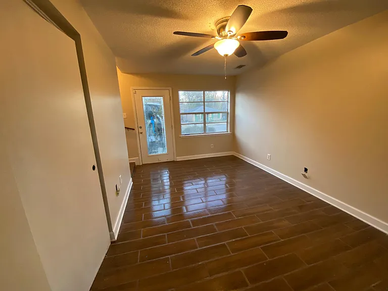 3211 Iantha St — Photo 2