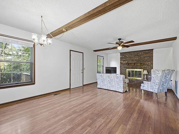 5th image of 400 Alex Dr