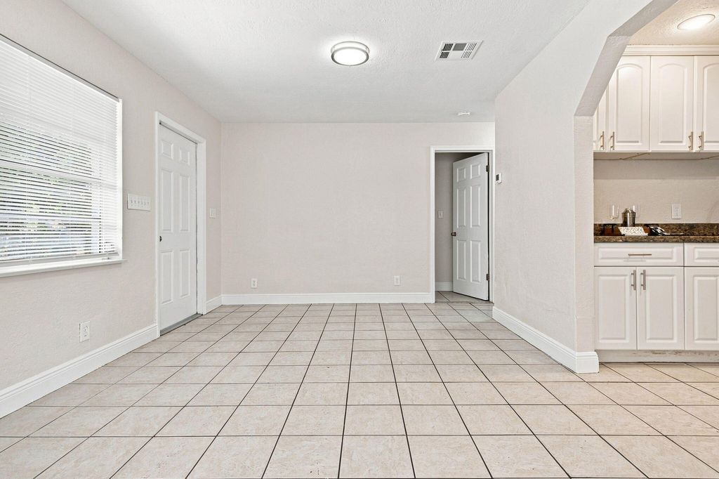 1472 NE 25TH Court, photo 4