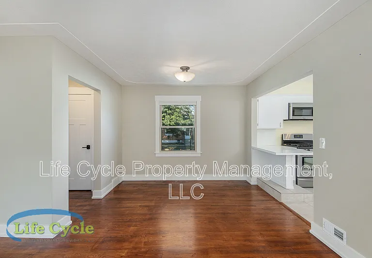 1055 Lake Michigan Dr NW — Photo 4