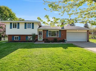 11492 Farmhill Dr, Fenton, MI 48430