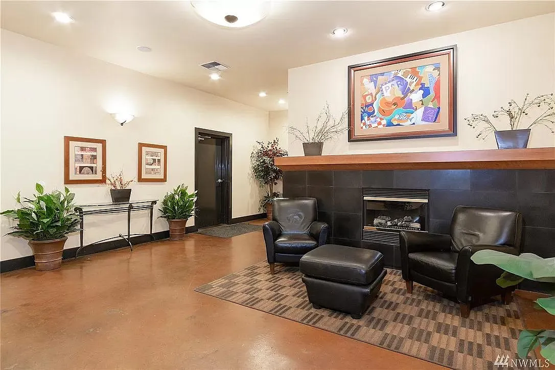 1323 Boren Ave — Photo 4