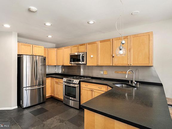 4th image of 4 Benjamin Rush Ln