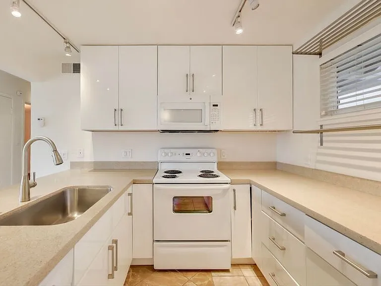 1701 Shoreline Drive — Photo 3