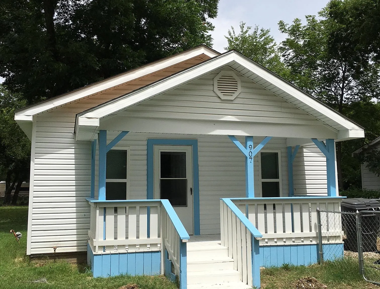 907 B St SE — Photo 1