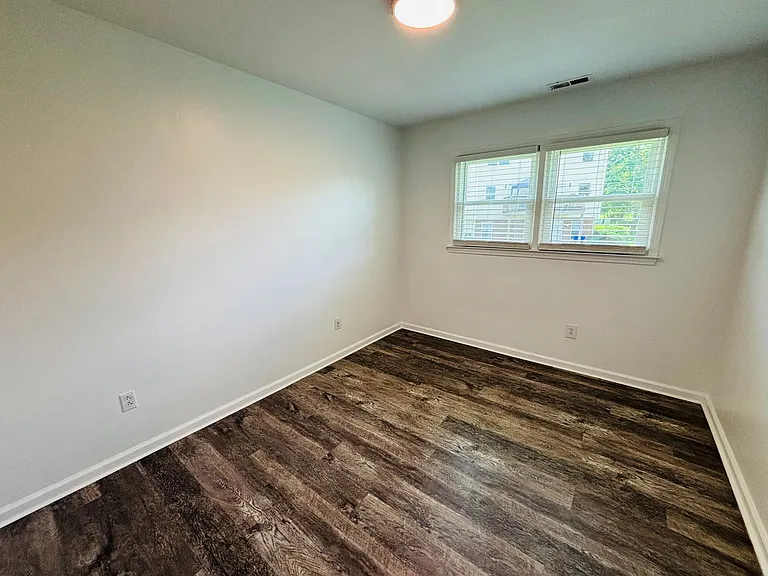 2 Bedroom, 1 Bath Apartment — Photo 37