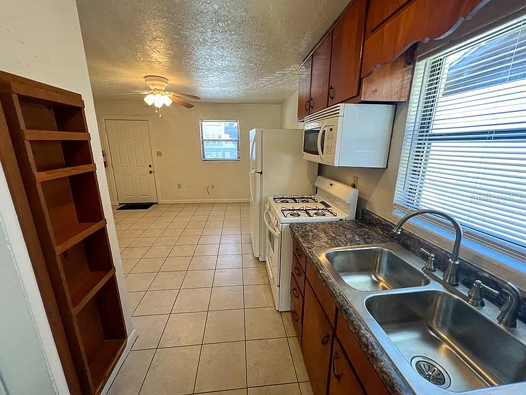 1406 SW 18th Pl #2 — Photo 6