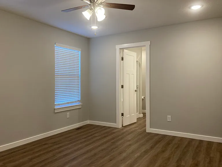 1411 W Jay St — Photo 14