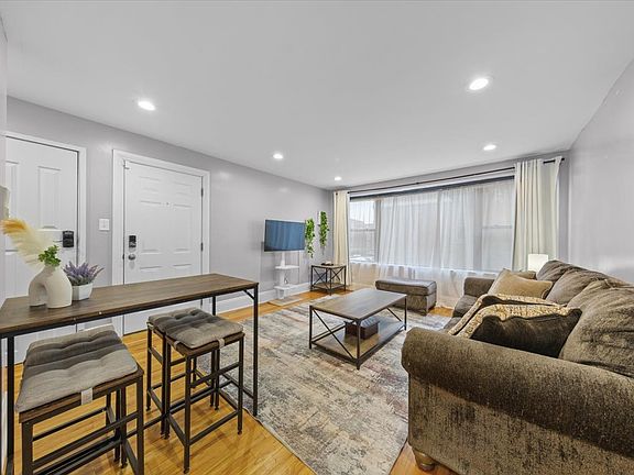 4th image of 7423 N Sheridan Rd APT 2W