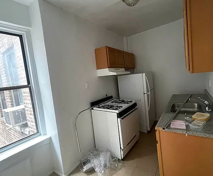2nd image of 13 Cumming St APT 1G