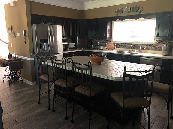 Added picture of kitchen