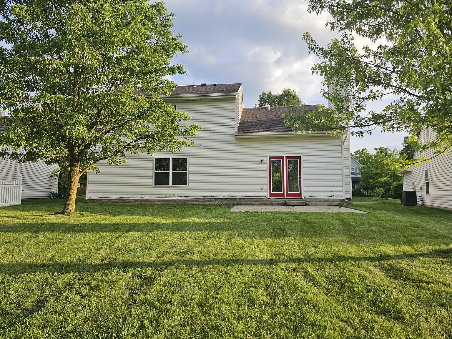 3 bed, 2.5 bath, 1959 sqft, $2,150 — Photo 2