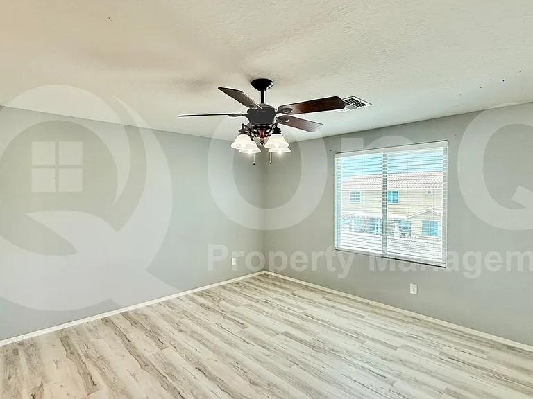 10204 W Lawrence Ln — Photo 15