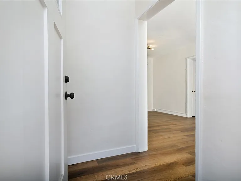 13902 Calvert St — Photo 34