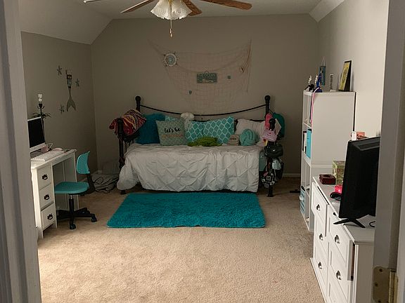 Upstairs bedroom (1)